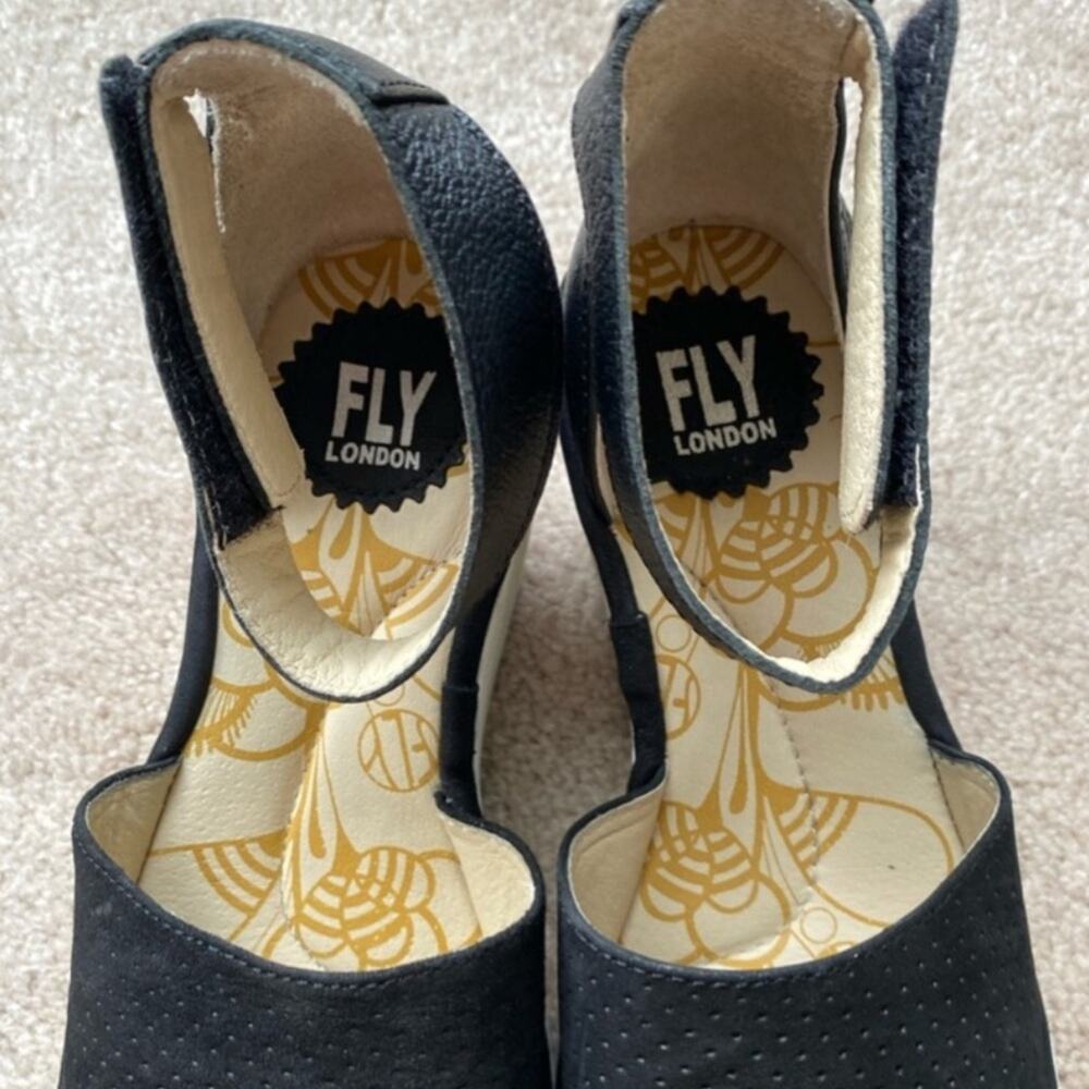 FLY London Black Ankle Strap Perforated Leather Wedge Sandals Size 37/6.5-7 - Picture 3 of 5